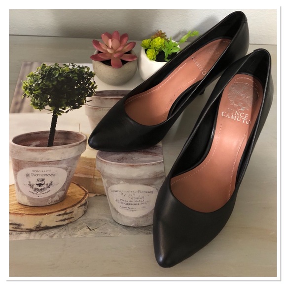 Vince Camuto Shoes - Vince Camuto Black Pumps